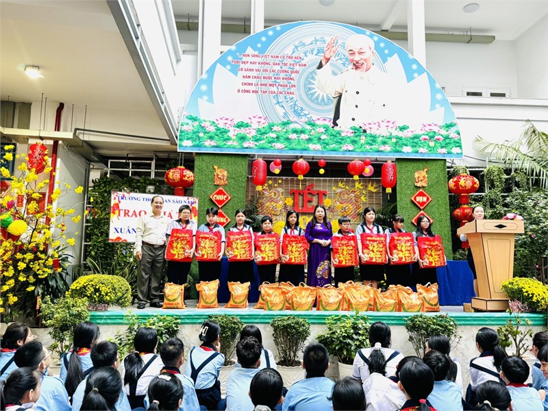 Trao quà tết chọ học sinh nghèo ngoan giỏi